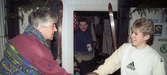 1994. Kateřina Neumannová se zdraví s hokejovým trenérem Ivanem Hlinkou na olympiádě v Lillehammeru.