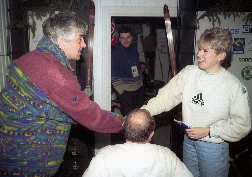 1994. Kateřina Neumannová se zdraví s hokejovým trenérem Ivanem Hlinkou na olympiádě v Lillehammeru.
