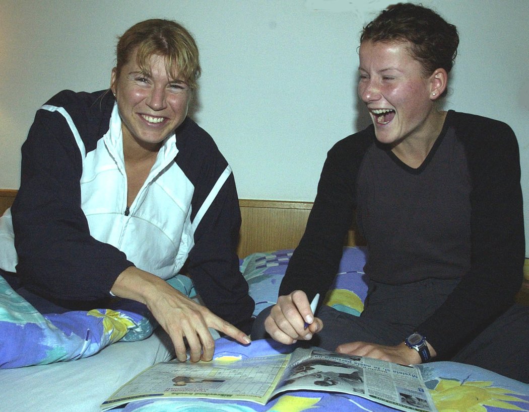2001. Kateřina Neumannová a její reprezentační kolegyně Kamila Rajdlová.