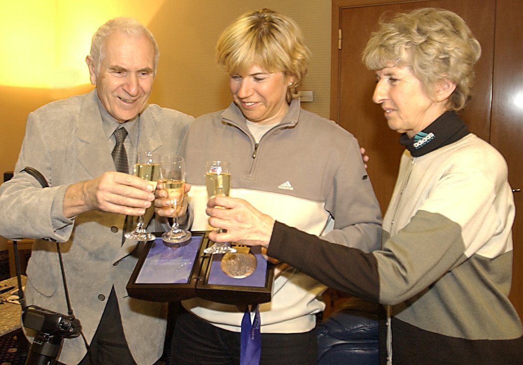 2002. Přípitek Kateřiny Neumannové s rodiči po návratu z olympiády v Salt Lake City.