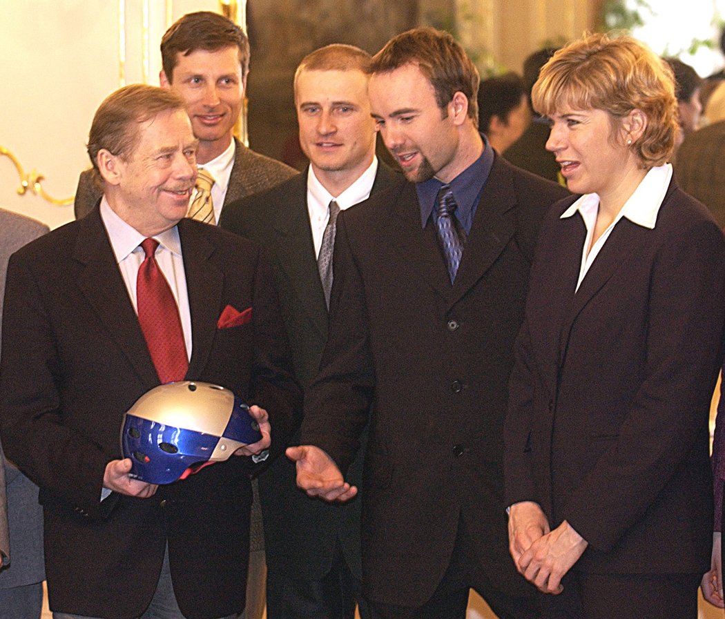 2002. Přijetí olympioniků na hradě. Prezident Václav Havel, akrobatický lyžař Aleš Valenta a běžkyně na lyžích Kateřina Neumannová.