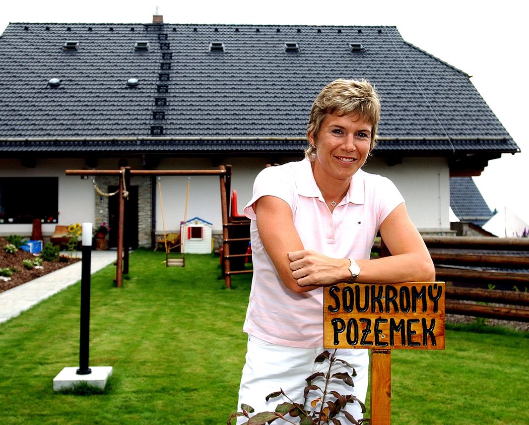 2005. Kateřina Neumannová při slavnostním otevření svého penzionu na Zadově.