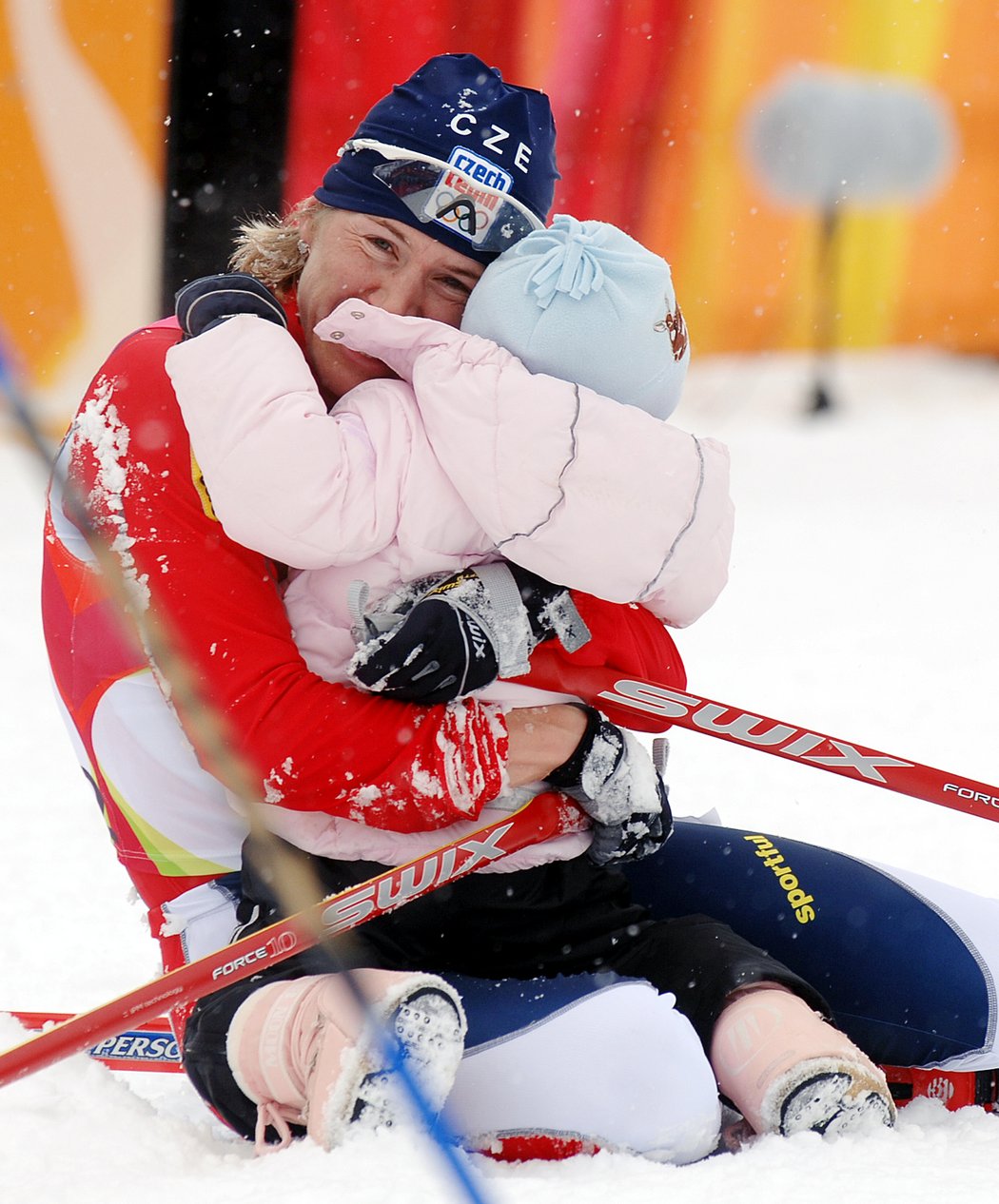 2006. V závodě na 30 km volně to vyšlo. Kateřina Neumannová se v Turíně stala olympijskou vítězkou a slavnou scénu doprovodila gratulace od dcery Lucie hned v cíli.