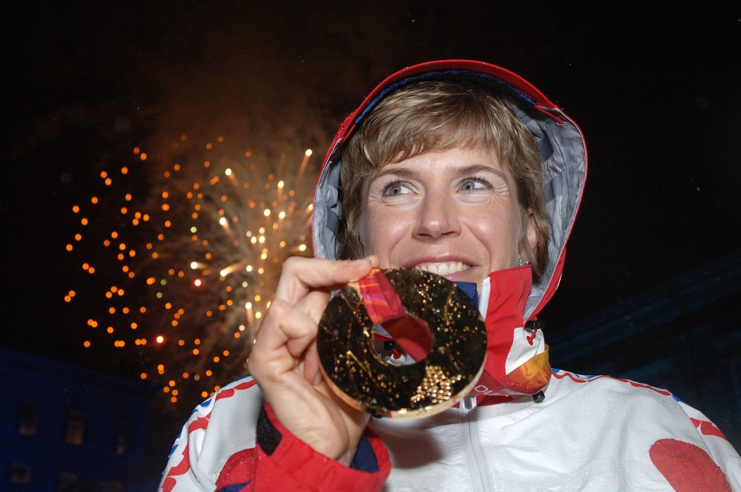 2006. Kateřina Neumannová s olympijským zlatem z Turína.