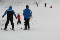 Na Šumavě se lyžuje! Pro děti z oddílů spustili na Samotách pomu, nařízení prý neporušují