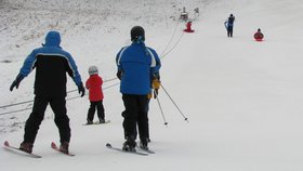 Na Šumavě se lyžuje! Pro děti z oddílů spustili na Samotách pomu, nařízení prý neporušují