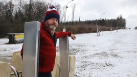 Luboš Žák jen smutně sleduje opuštěný Skipark, sezóna letos skončila příliš brzy.