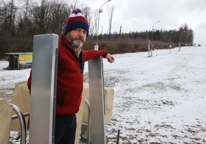 Luboš Žák jen smutně sleduje opuštěný Skipark, sezóna letos skončila příliš brzy.