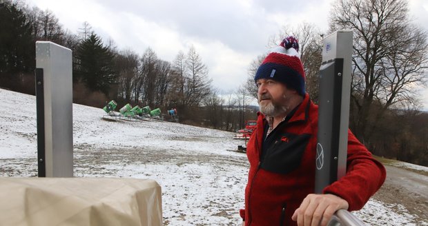 Luboš Žák jen smutně sleduje opuštěný Skipark, sezóna letos skončila příliš brzy.