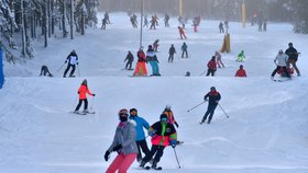 Sníh vylákal Čechy na lyže: Skiareály postupně otevírají a hlásí výborné podmínky