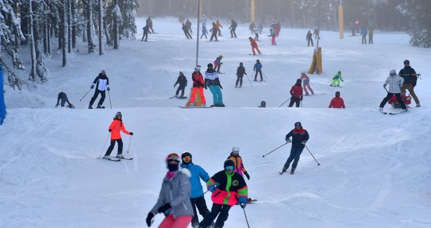 Sníh vylákal Čechy na lyže: Skiareály postupně otevírají a hlásí výborné podmínky