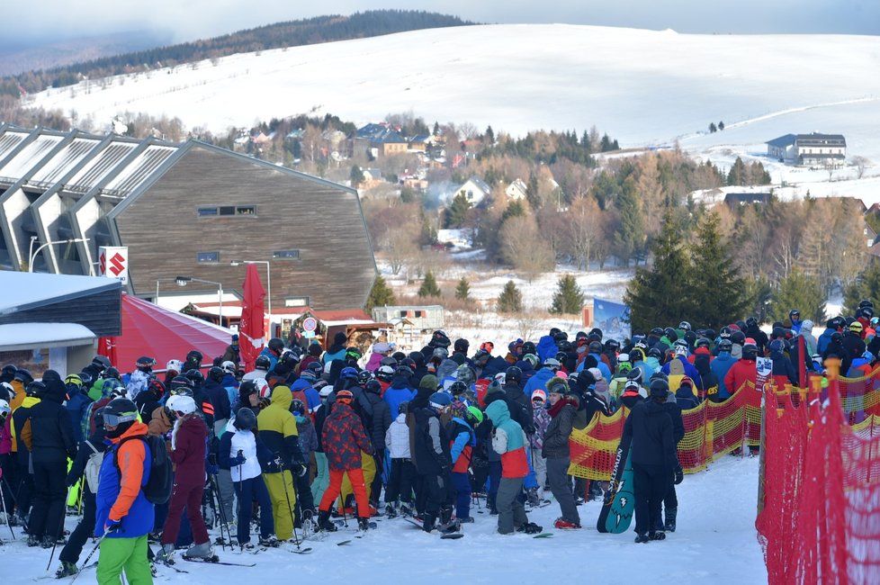 V lyžařských areálech po celém Česku začala sezona (4. 12. 2021)