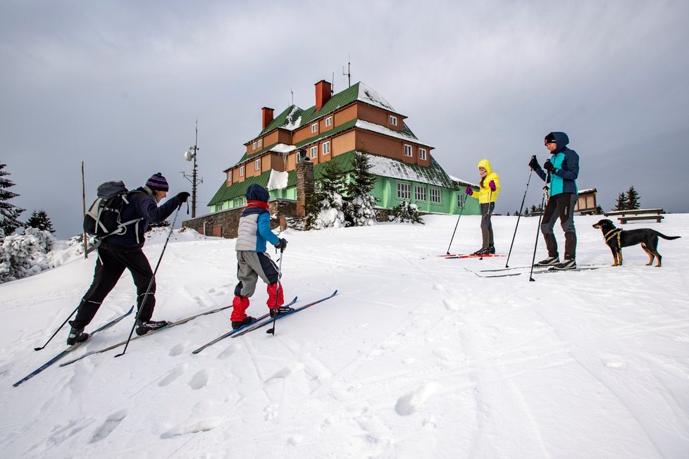 V lyžařských areálech po celém Česku začala sezona (4. 12. 2021)