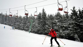 Příznivé sněhové podmínky přilákaly do uzavřených lyžařských areálů v Jeseníkách stovky milovníků nejrůznějších zimních sportů. Na snímku jsou lidé v areálu Ramzová pod vrcholem Šerák (6. 2. 2021).