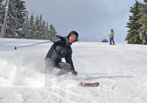 Během pátečního dopoledne na černé hoře lyžovalo přes sto lidí.