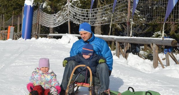 Černé Hoře řádili už o víkendu na pekáči a sáňkách Alžbětka (4) s Matýskem (3) a tatínkem Radimem. Na Vánoce má ale přijít obleva.