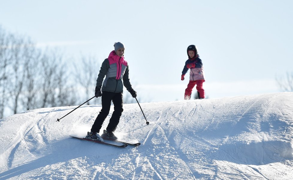 Počasí vylákalo Čechy na lyže (9. 2. 2020).