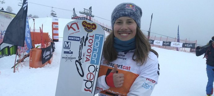 Úsměv v cíli. Eva Samková v generálce na mistrovství světa skončila druhá na Světovém poháru ve snowboadcrossu v La Molině.