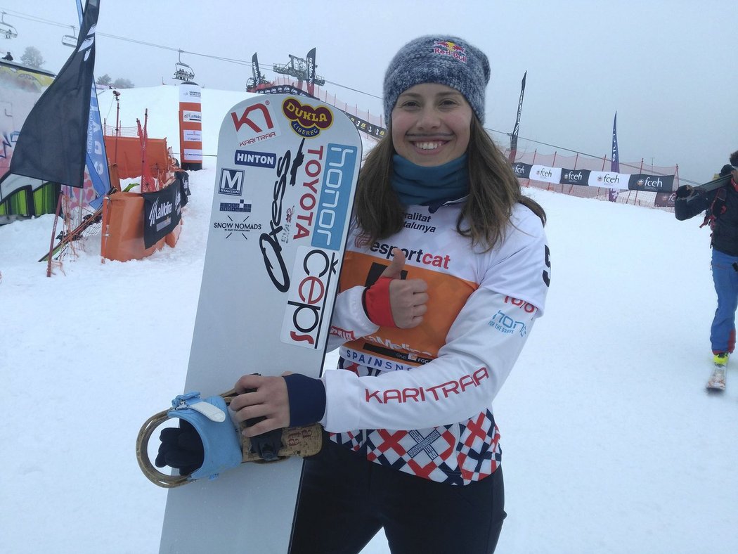 Úsměv v cíli. Eva Samková v generálce na mistrovství světa skončila druhá na Světovém poháru ve snowboadcrossu v La Molině.