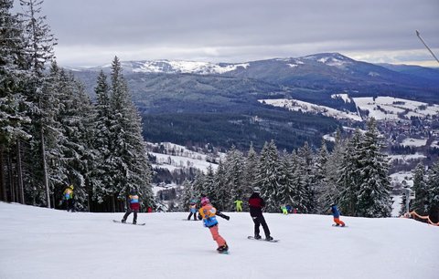 Upravené sjezdovky, nové zázemí, ceny jako loni: Špičák zahajuje zimní sezónu