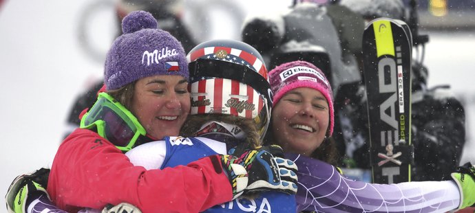 Druhá Šárka Strachová se objímá v cíli s vítěznou Mikaelou Shiffrinovou a třetí Wendy Holdenerovou