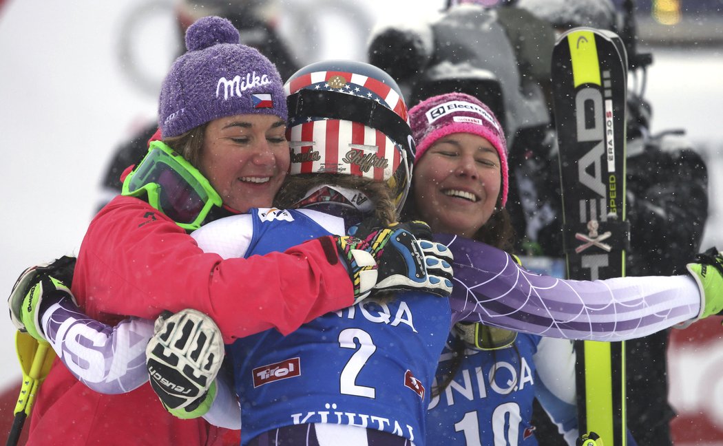 Druhá Šárka Strachová se objímá v cíli s vítěznou Mikaelou Shiffrinovou a třetí Wendy Holdenerovou