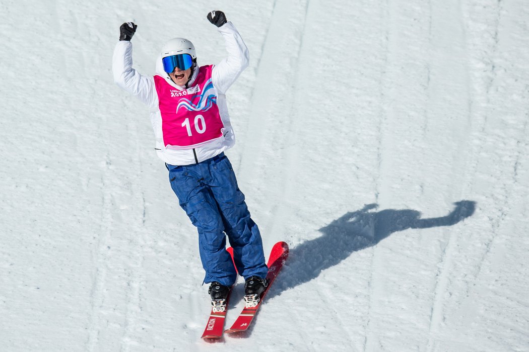 Vítězné gesto Matěje Švancera na olympiádě mládeže v Lausanne