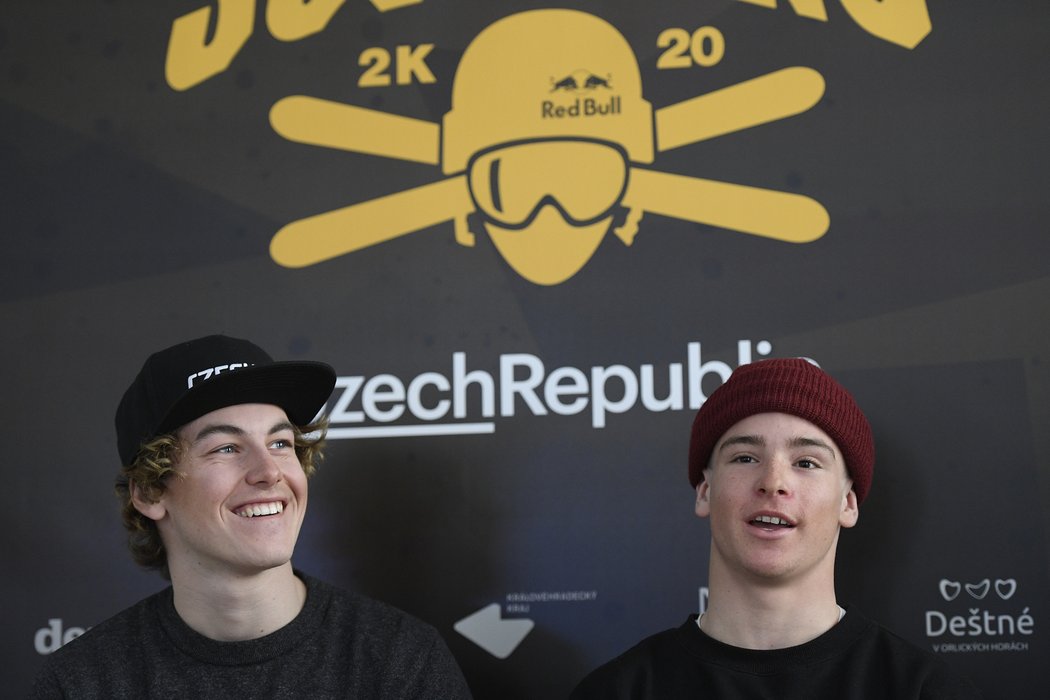 Lyžaři Vojtěch Břeský (vlevo) a Matěj Švancer vystoupili na tiskové konferenci k finále Světového poháru v disciplíně Big Air
