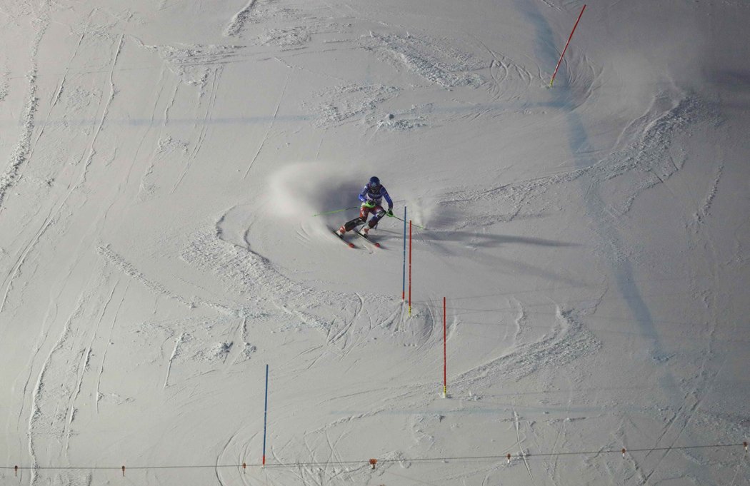 Petra Vlhová při slalomu, který ji v kombinaci vynesl stříbrnou medaili