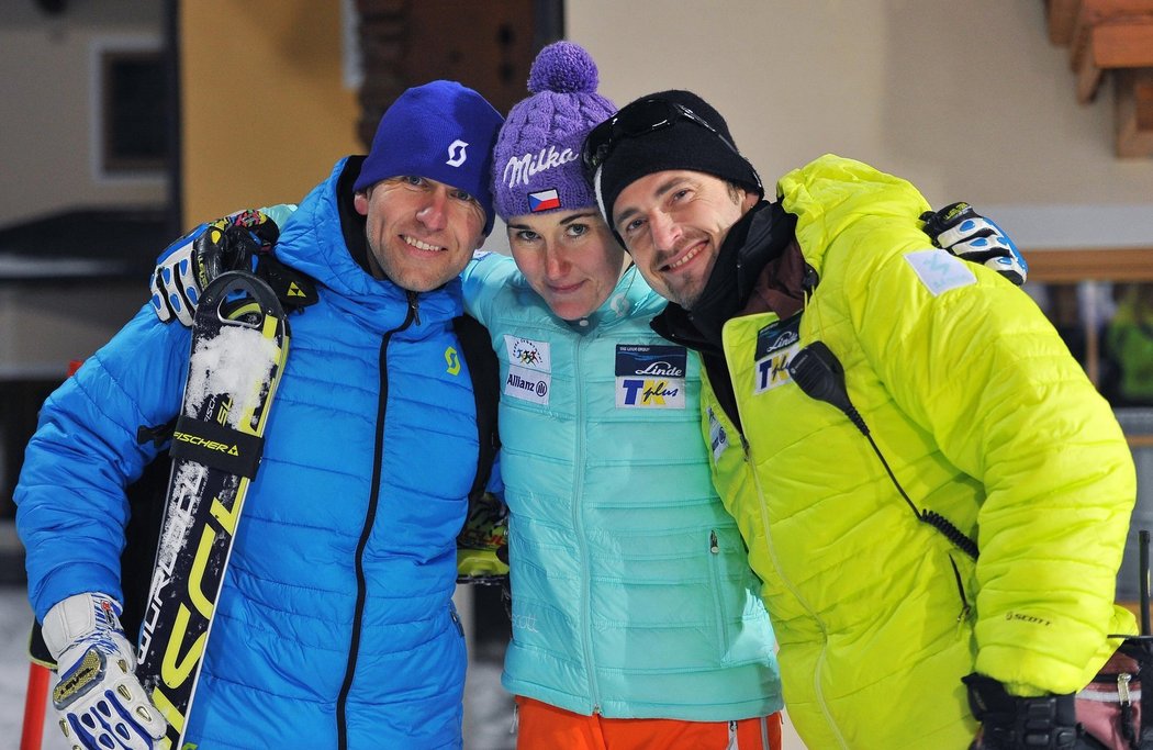 Šárka Záhrobská po závodě v rakouském Flachau s přítelem Antonínem Strachem a trenérem Klausem Mayrhoferem