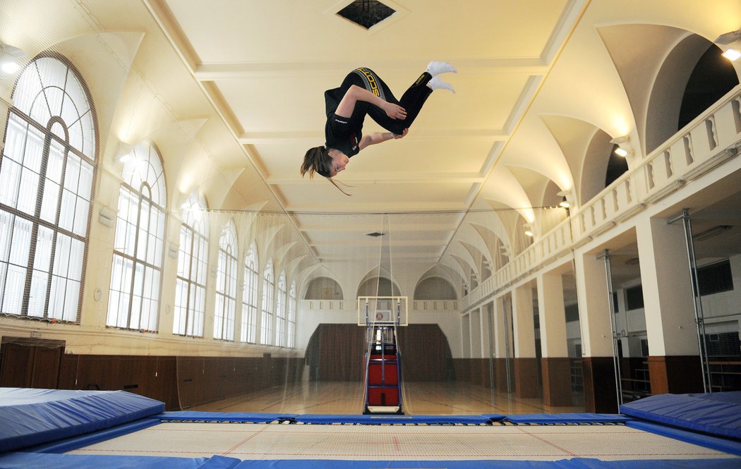 2010. Trénink Šárky Strachové na trampolíně.