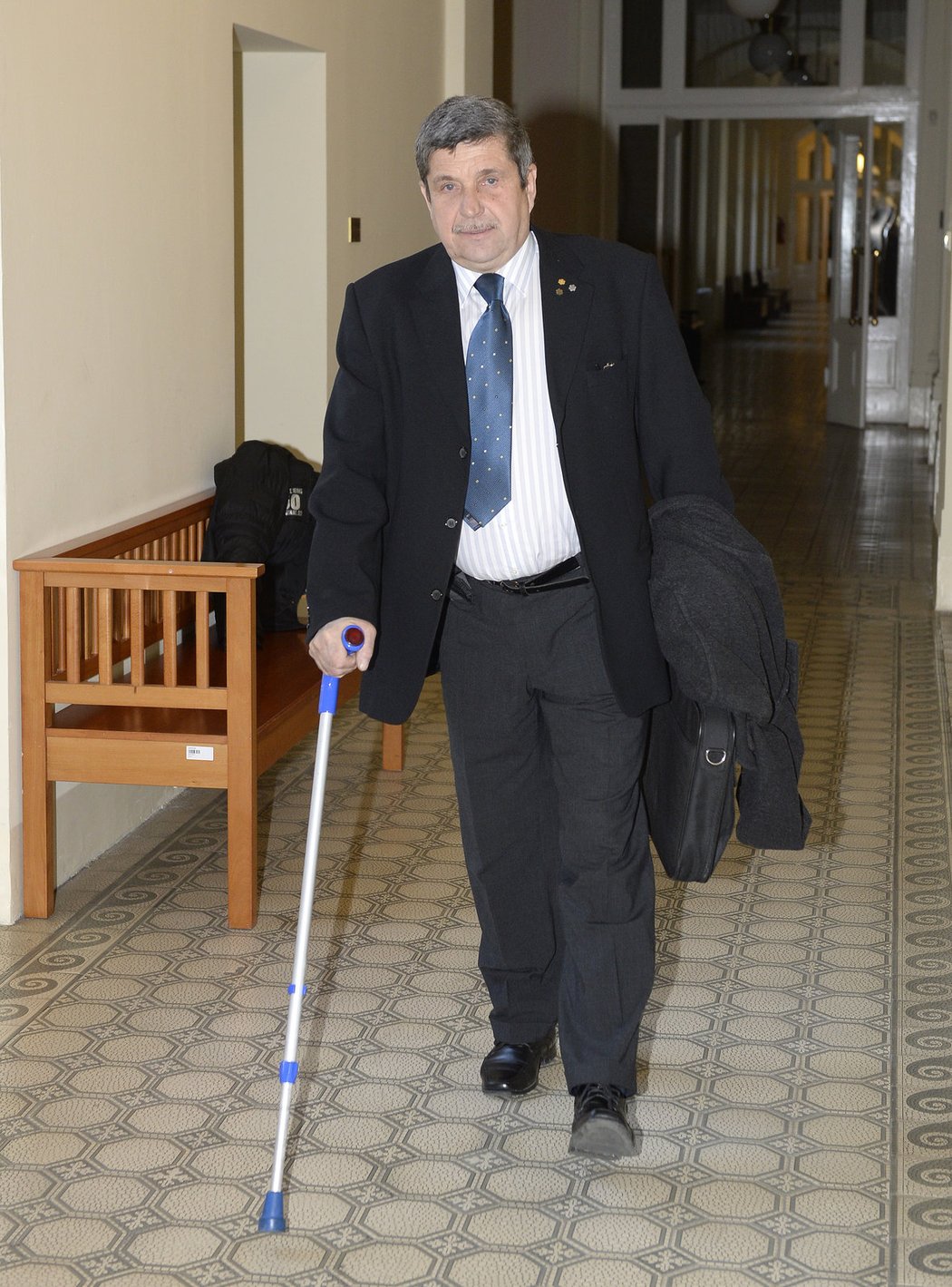 Petr Záhrobský na cestě do soudní síně.