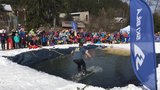 Beskydy se loučily s lyžařskou sezonou: Závodníci v kostýmech padali do bazénu s vodou