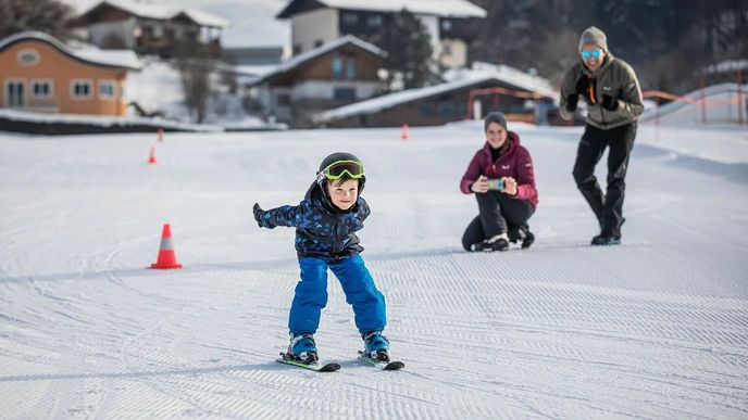 děti se učí lyžovat