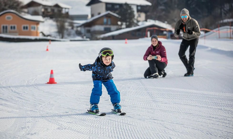 děti se učí lyžovat