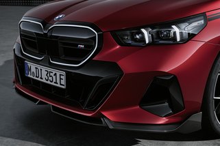 Karbon, aramid a rychlé pruhy. BMW ukazuje sportovní doplňky pro kombík řady 5