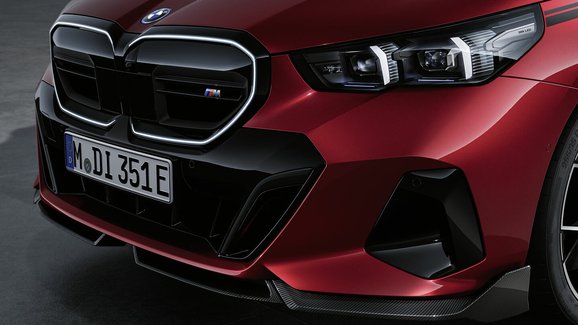 Karbon, aramid a rychlé pruhy. BMW ukazuje sportovní doplňky pro kombík řady 5