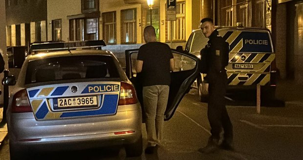 Hromadná bitka a střelba v centru Prahy: Nebezpečného střelce policie dopadla, hledá zbraň