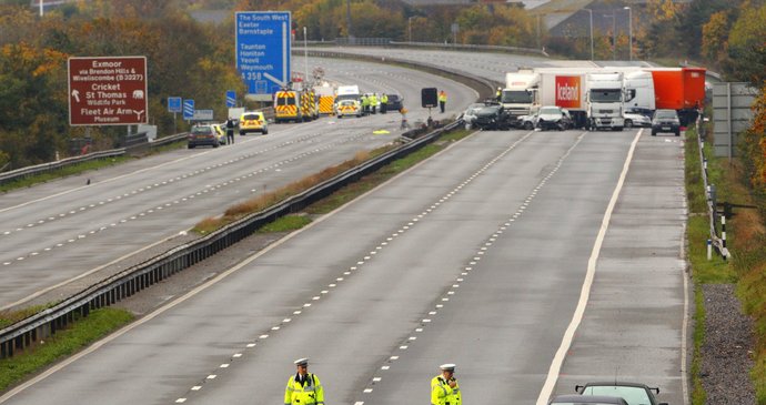 Policisté mluví s řidiči, kteří nehodě jen těsně unikli