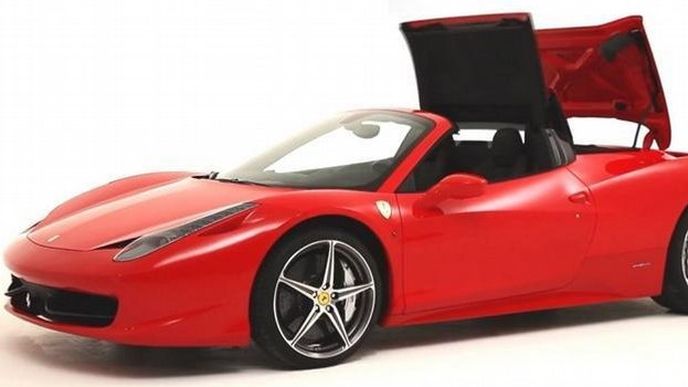 Ferrari 458 Italia Spider má být vůbec prvním vozem s motorem před zadní nápravou a pevnou skládací střechou.