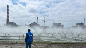 Inspektoři MAAE v Záporožské jaderné elektrárně (15. 6. 2023).