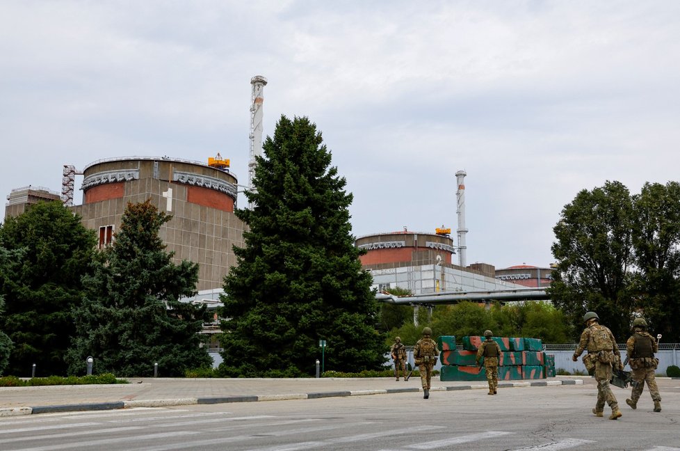 Ostraha Záporožské jaderné elektrárny při příjezdu inspektorů MAAE