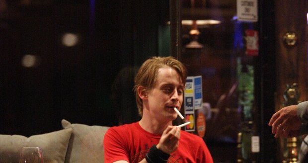 Macaulay Culkin je závislý na cigaretách