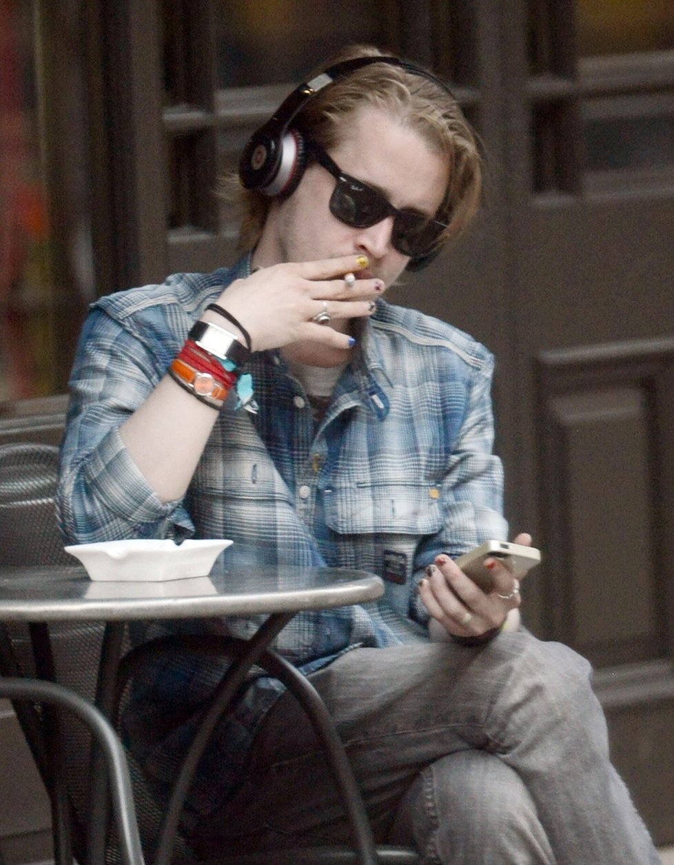 Macaulay Culkin kouří jednu cigaretu za druhou