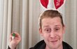 Macaulay Culkin propaguje svou značku Bunny Ears