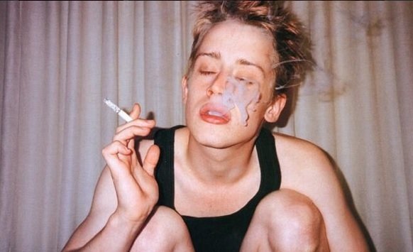 Culkin je také závislý na cigaretách, prý jich vykouří až šedesát denně.