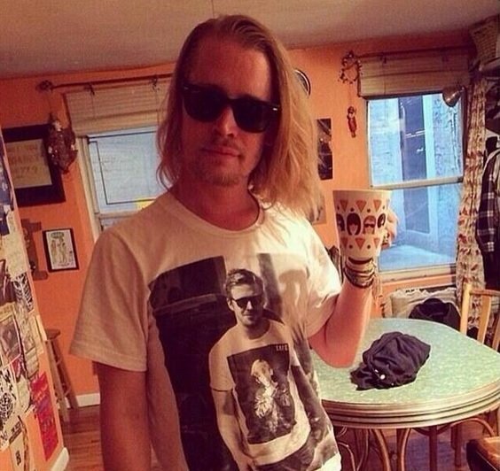 Macaulay Culkin se vyfotil doma s hrnkem v ruce a tričkem s Ryanem Goslingem na sobě.