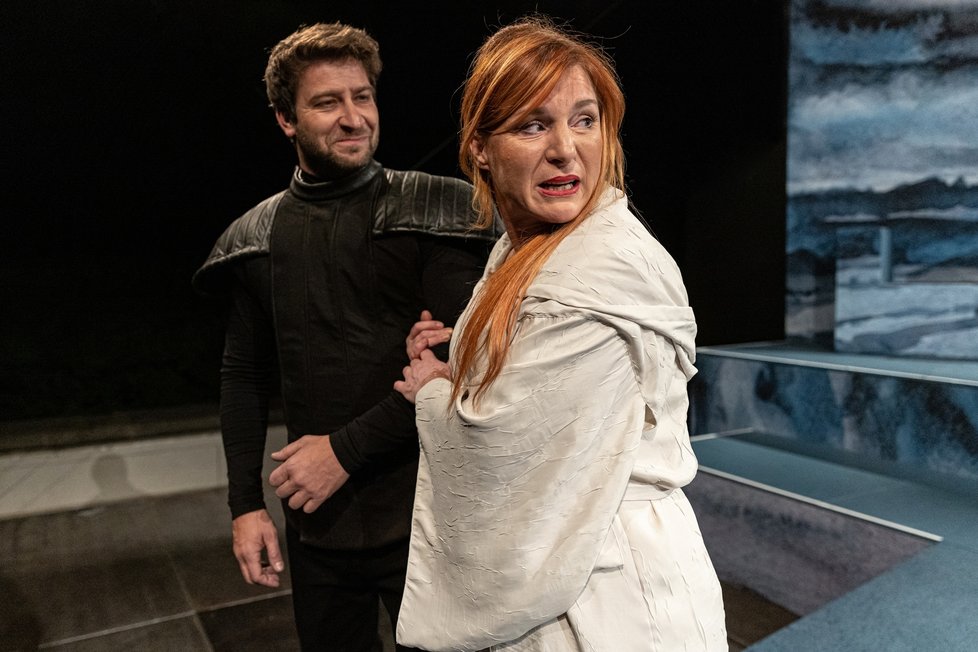 Macbeth je téměř denně až do 17. července k vidění v Královské zahradě Pražského hradu, v hlavních rolích s Markem Němcem a Lenkou Krobotovou.