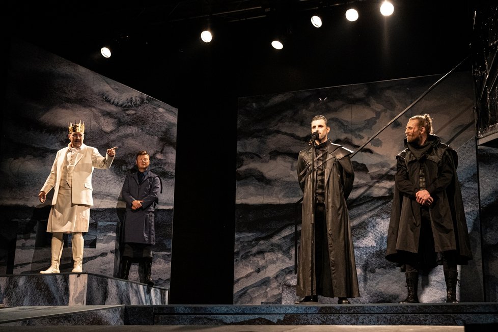 Macbeth je téměř denně až do 17. července k vidění v Královské zahradě Pražského hradu, v hlavních rolích s Markem Němcem a Lenkou Krobotovou.