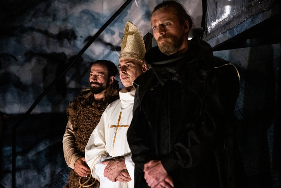 Macbeth je téměř denně až do 17. července k vidění v Královské zahradě Pražského hradu, v hlavních rolích s Markem Němcem a Lenkou Krobotovou.